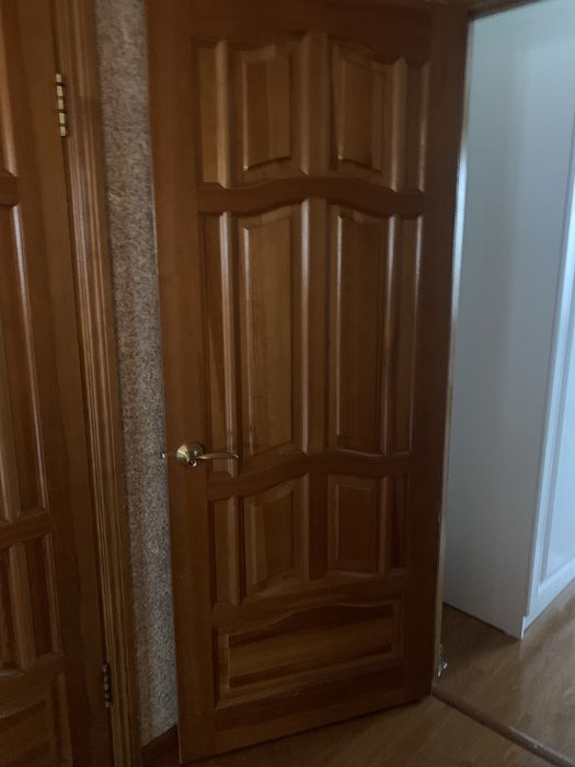 продается 8 дверей