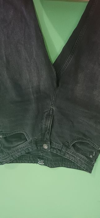 Vand blugi barbat baggy/cropp marimea 32 stare foarte buna,culoare negru