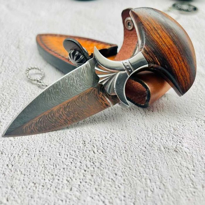 Кама от дамаскова стомана с кожена кания и сандалово дърво Tai Tai