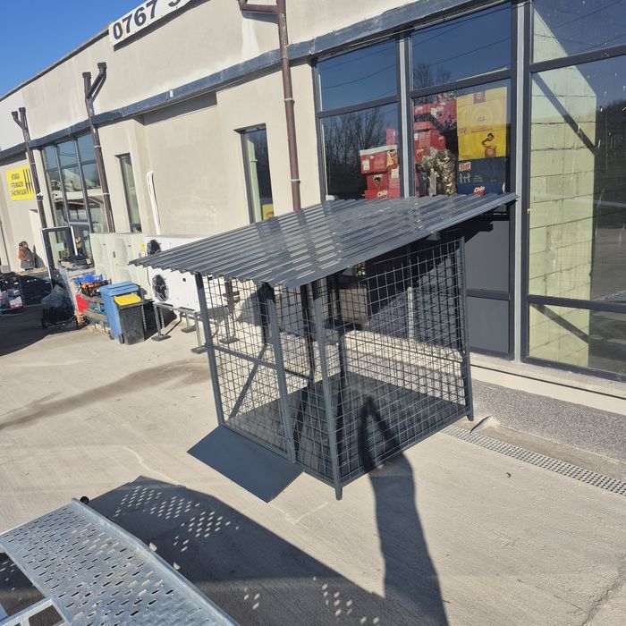 Spațiu depozitare carton magazin alimentar