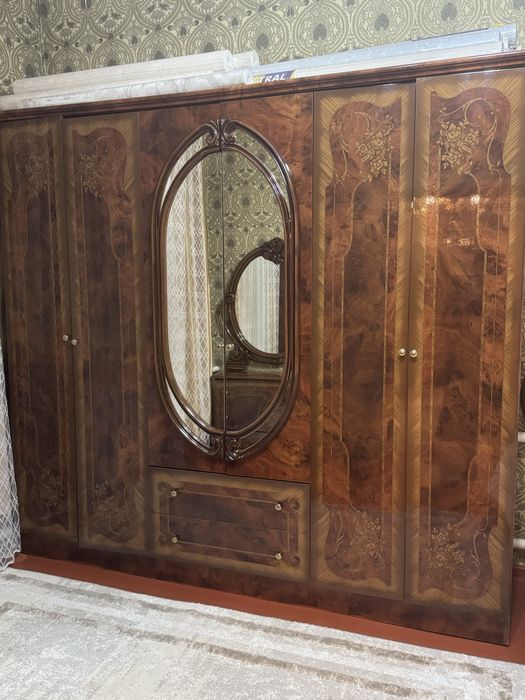 Шифоньер 2 тумбы и зеркало с тумбочкой