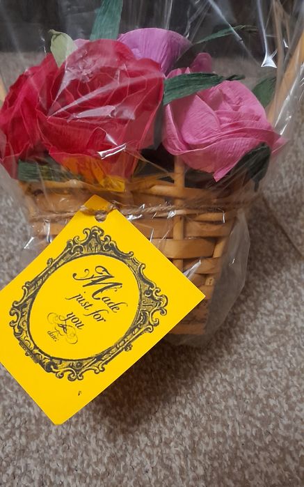 Кошничка със седем изкуствени рози