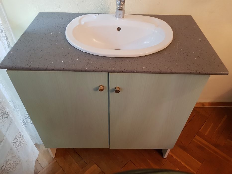 Шкаф за кухня със каменен поръчков плот и огледало