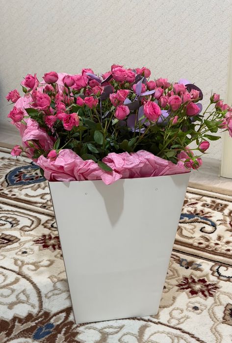 Кустовые розы в каробке