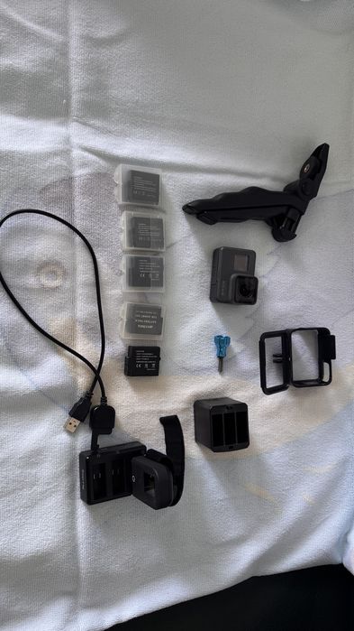 GoPro HERO6 Black – set complet cu 6 acumulatori și accesorii