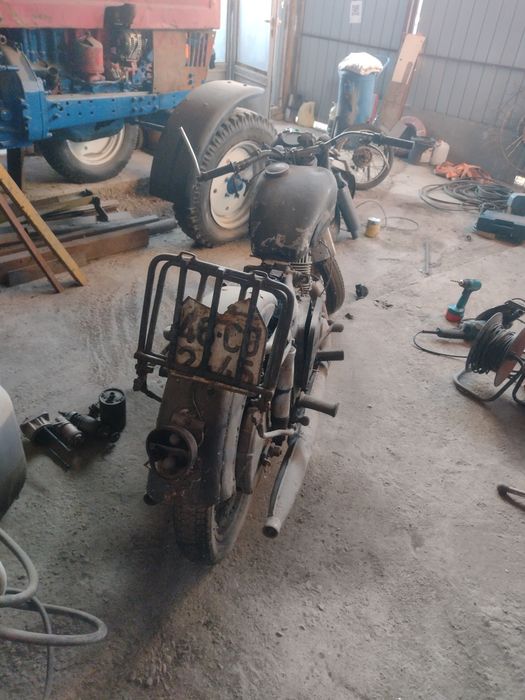 Vând motocicleta rusească