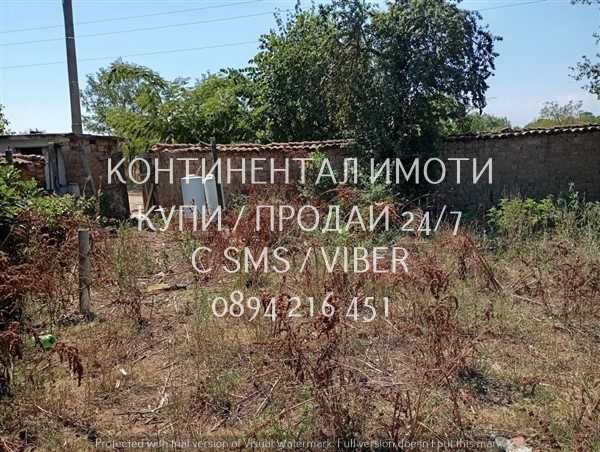 Едноетажна стара къща 60м2 с двор 900м2 с гараж - код 61809