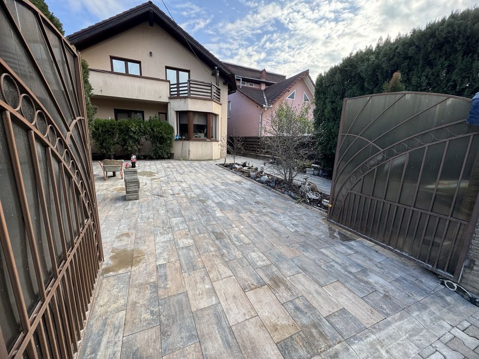 Constructii case la rosu,gri sau la cheie