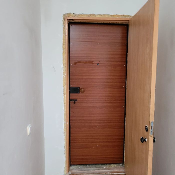 Срочно. Продам дверь железную.
