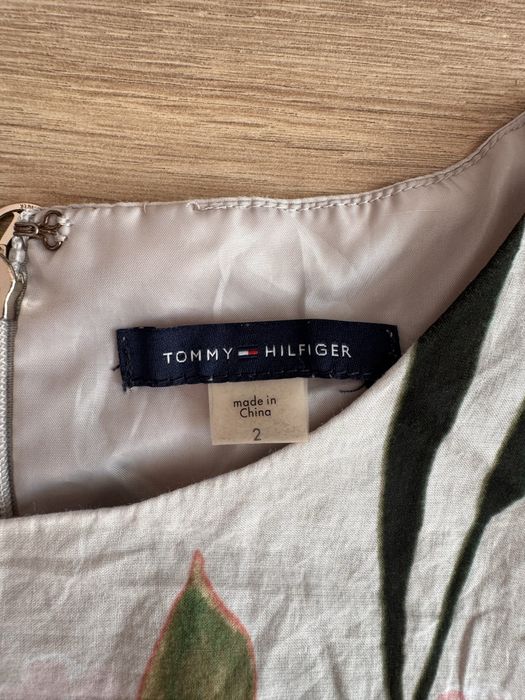 Рокля Tommy Hilfiger на цветя размер S-M