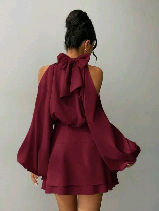 Къса червена рокля