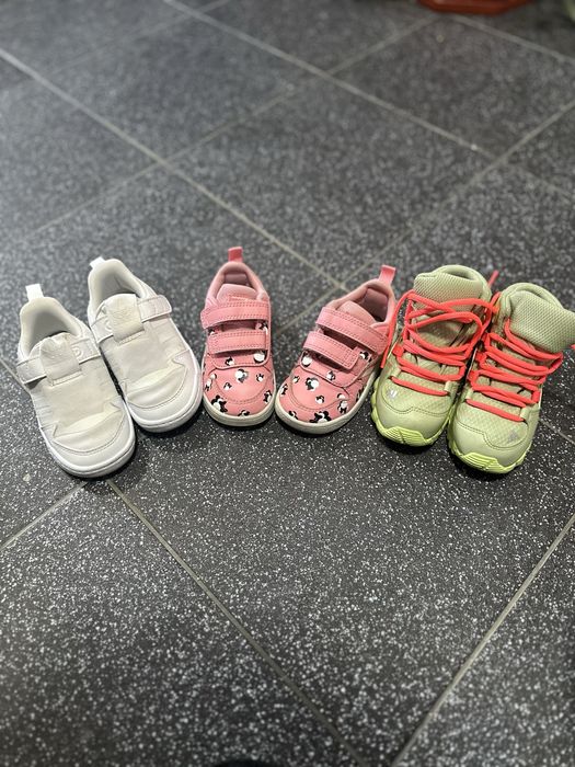 Aproape noi purtate de 2 ori  marimea 21-22-24