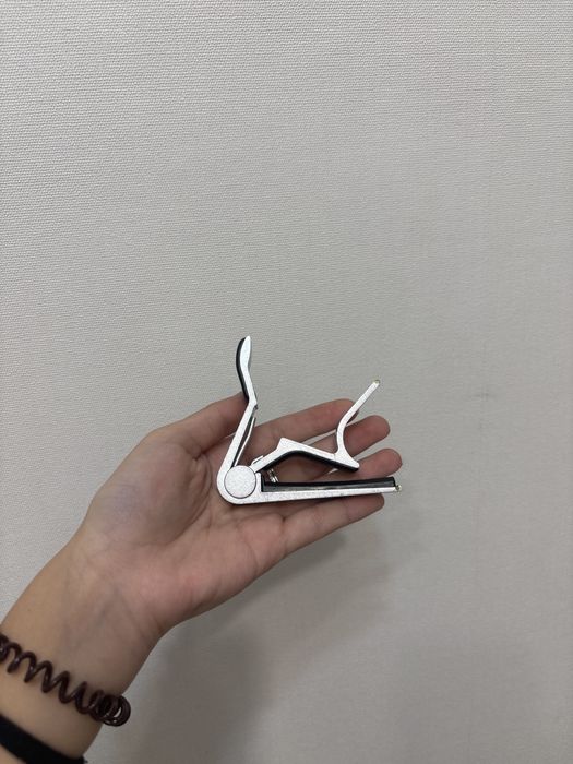 Укулеле с каподастором и медиаторами