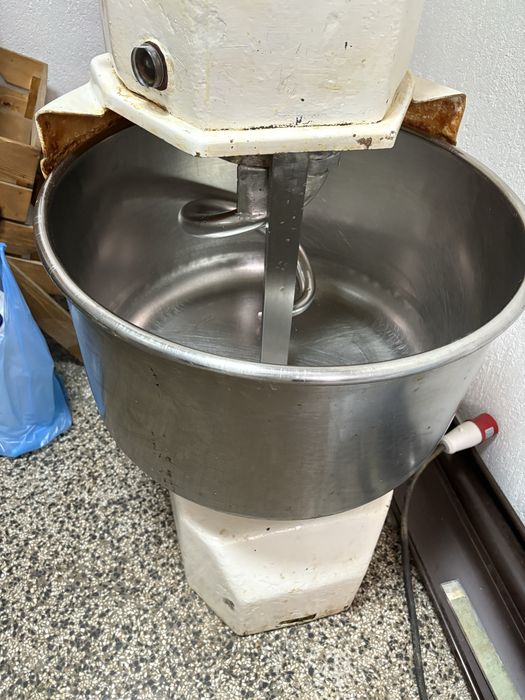 Професионална тестомесачка