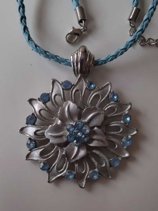 Сребристо колие с камъни