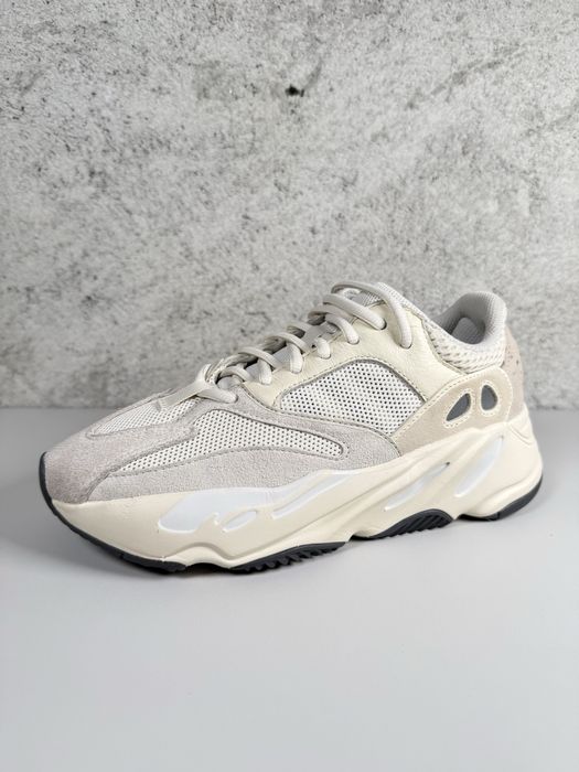 Yeezy Boost 700 Analog