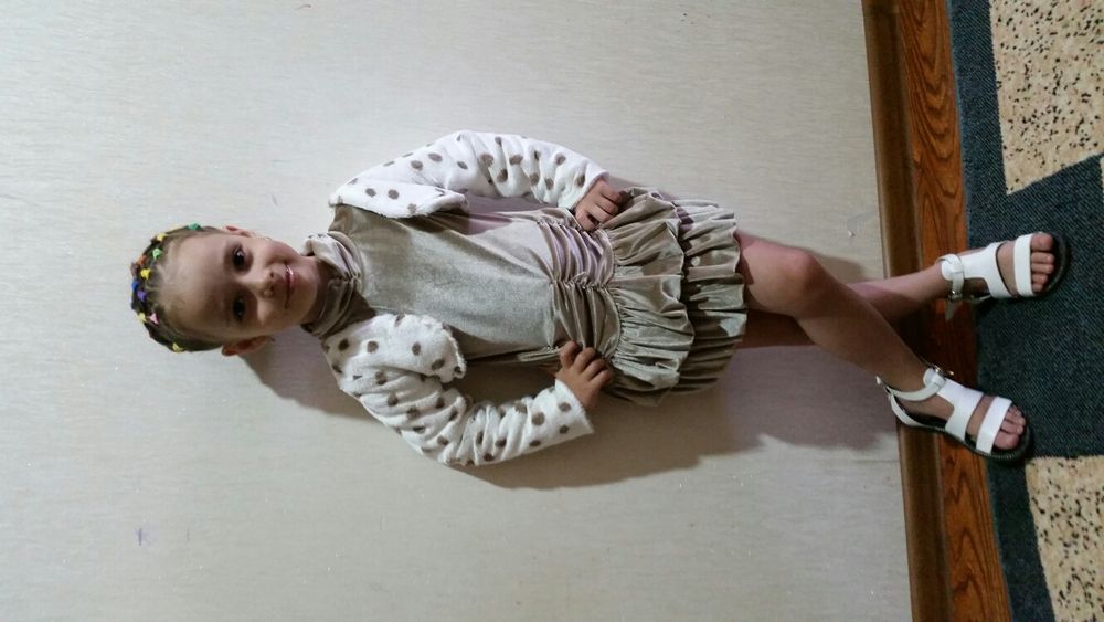 Платье очень красивое на 5 лет