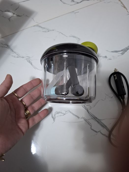 Aparat manual de tăiat legume