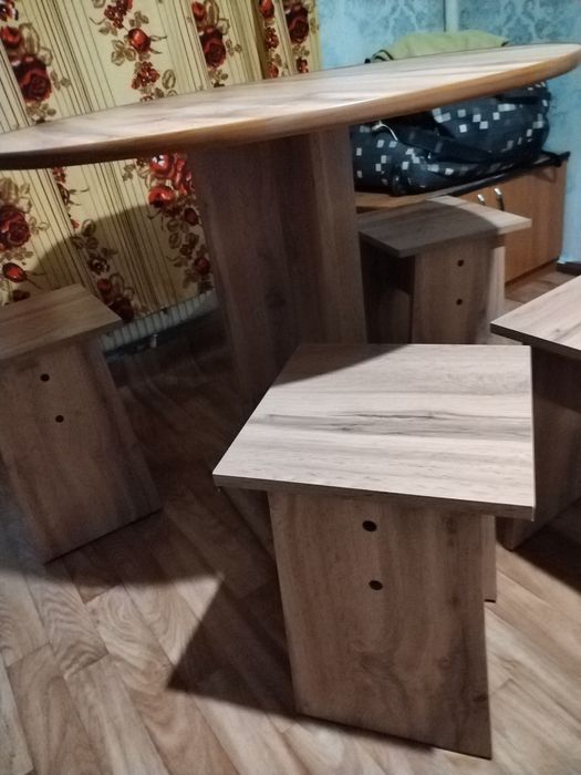 Стол кухонный с табуретами
