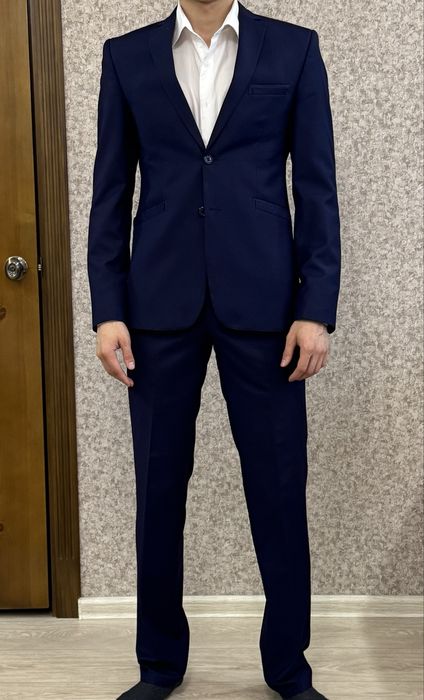 Темно синий костюм