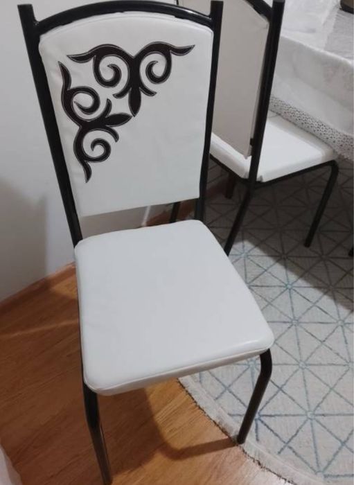 Кухонный стол со стульями