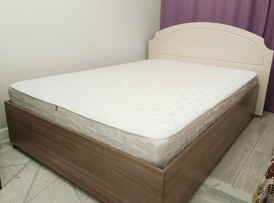 Продаю кровать с матрасом