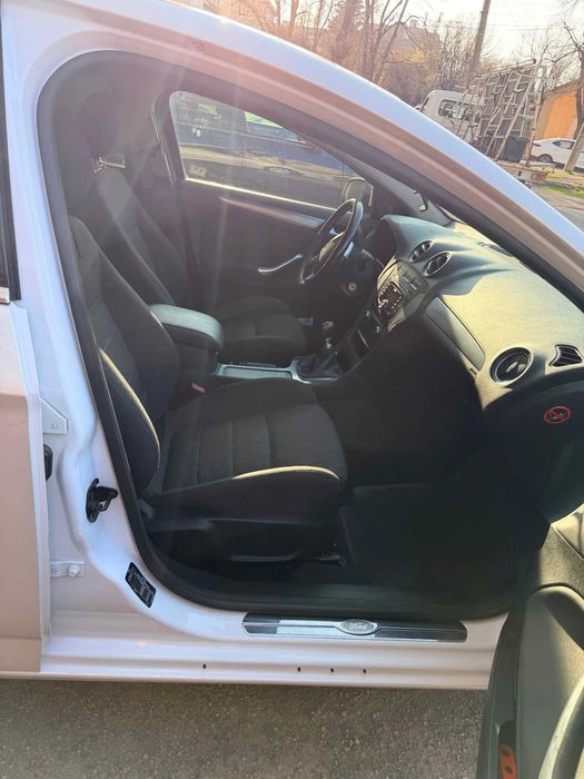 автомобил Ford Mondeo