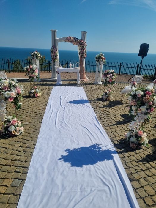 Червен килим и шатри