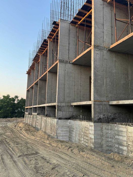 Yangi kvartira sotiladi 2 xonalik 81 kv. metr Pol podvali bilan birga