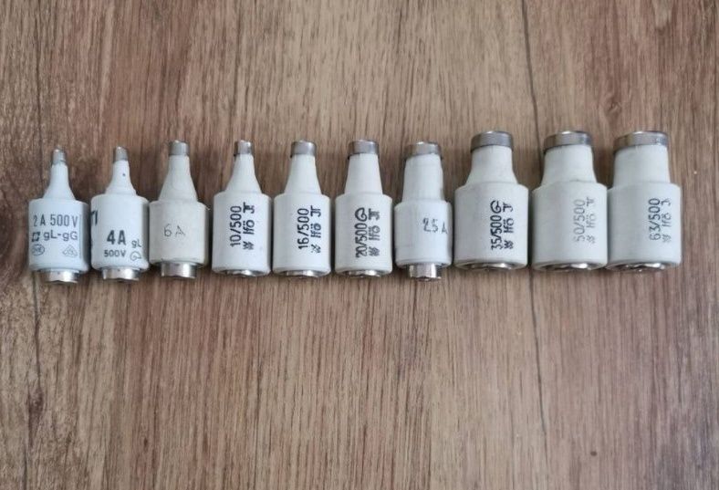 Автоматични предпазители и обикновени бушони, кабели