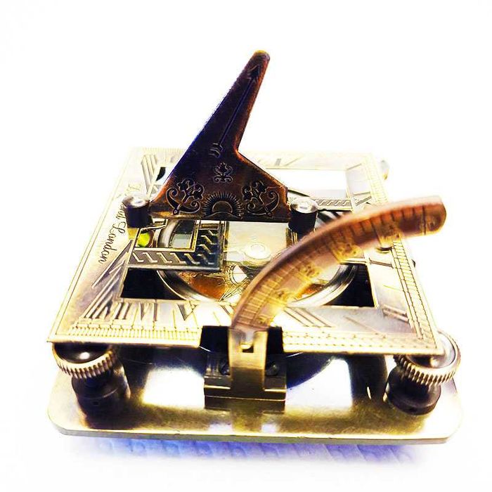 ронзов компас със слънчев часовник.