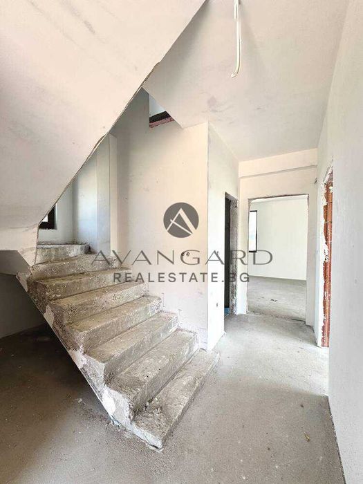 оф.23377 Самостоятелна къща с двор/с.Брестник