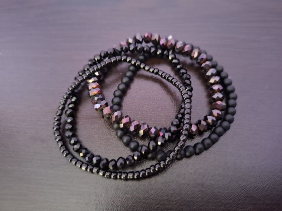 Комплект от гривни с естествени камъни и стъклени кристали