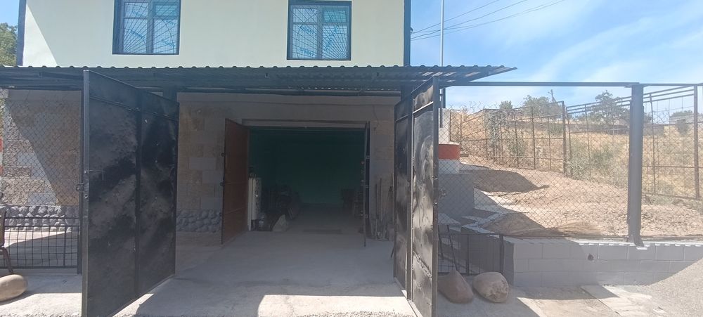 Свою Дачу на квартиру 2-х эт.в новбахоре душ+туалет внутри