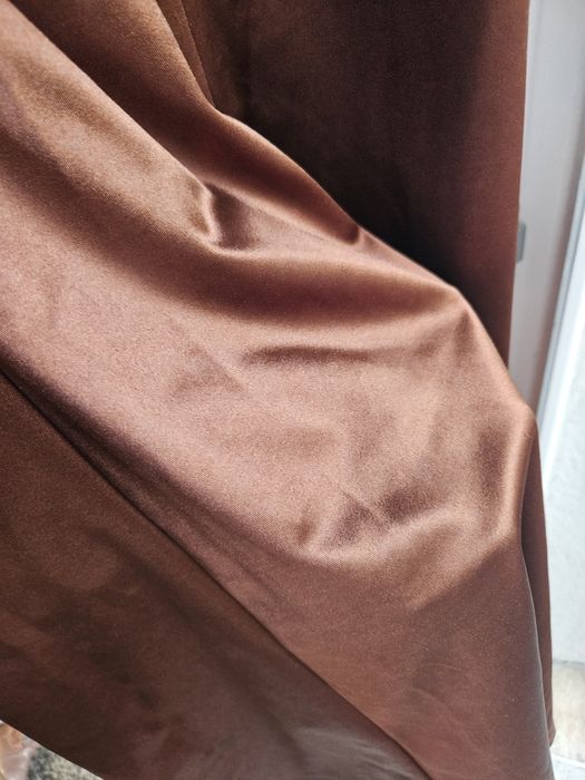 Rochie ciocolatie pe umăr cu crepatura pe picior mărimea M-L