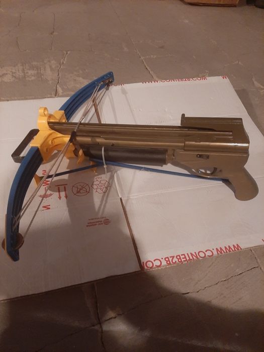 Игрушка арбалет.