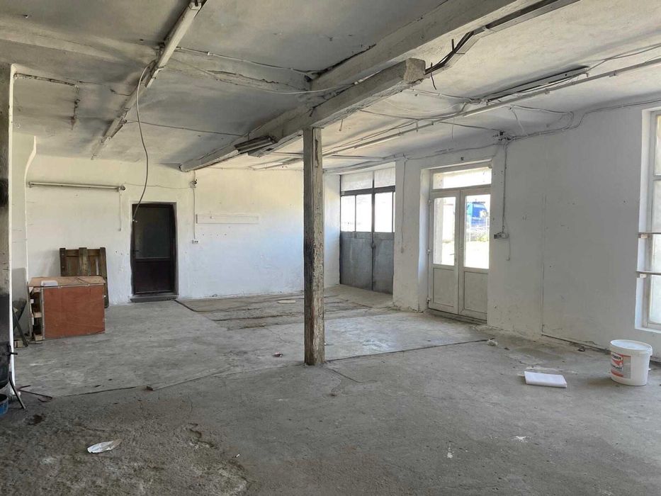 Spațiu comercial - magazie / atelier de închiriat în zona centrală a Mediașului – access auto în curte