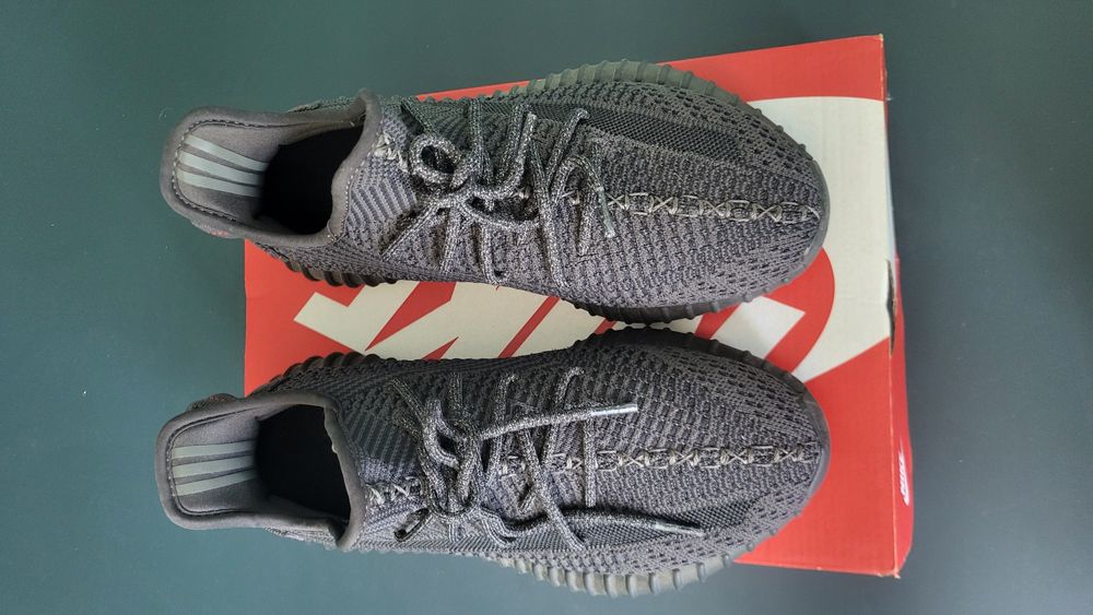 Yeezy 350 Black Static