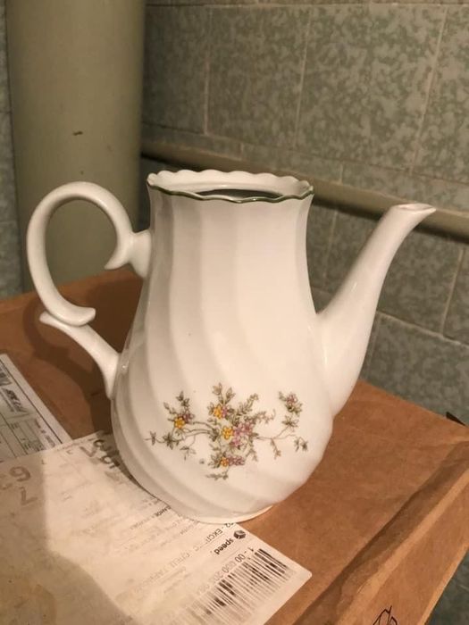 Порцеланов чайник без капак