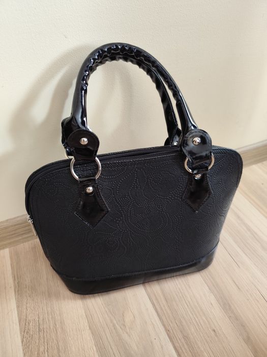 Черна чанта с две прегради и два джоба