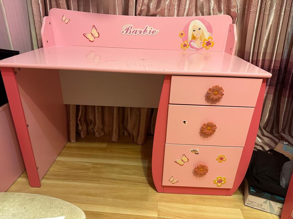 Продам гарнитур в спальню для девочки.