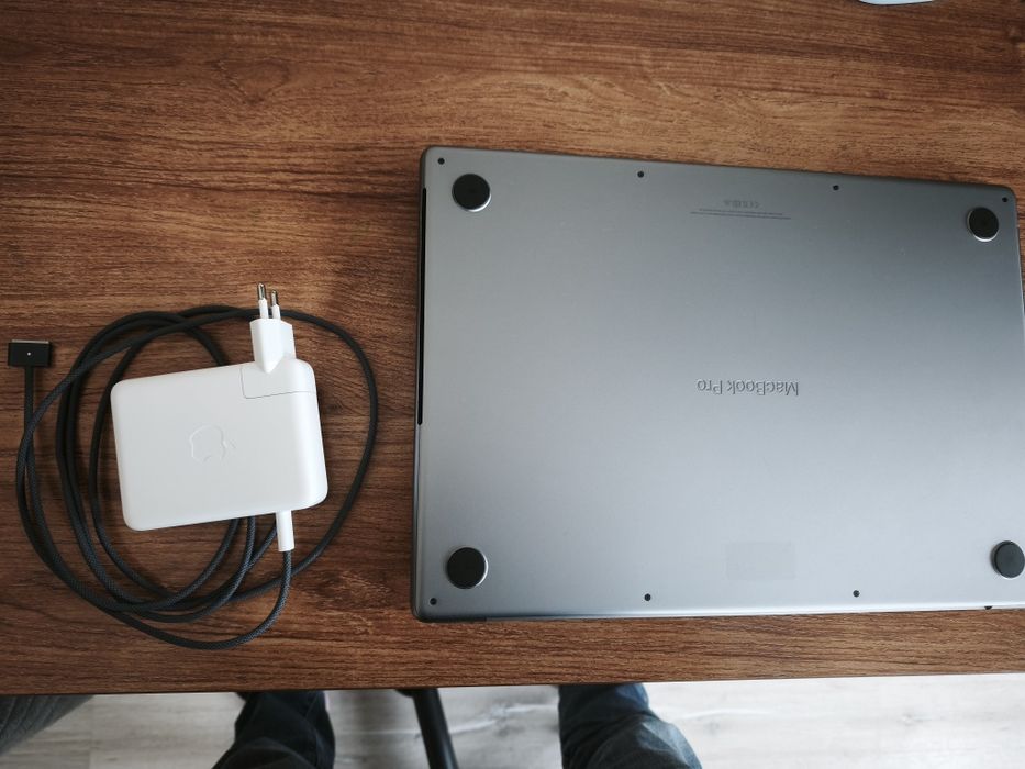 MacBook pro M1 16" 16GB/512GB.Като нов. Само 2 зареждания на батерията