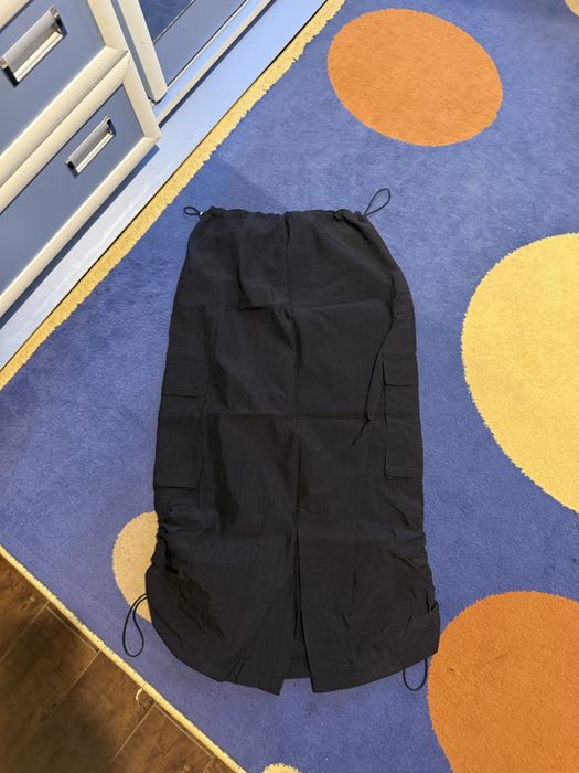 Женская юбка с карманами и разрез сзади