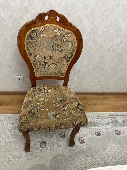 Продам стол . Стулья в подарок