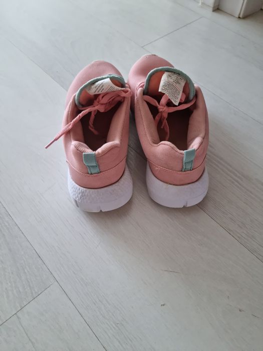 Срочно продам  женскую кроссовку