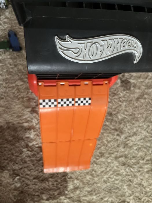 Хот вилс все оригинал с чемоданом