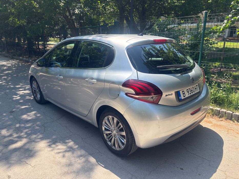 Peugeot 208 Сив металик 61200 км.