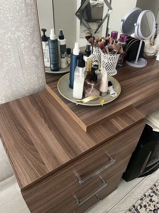 Туалетный столик в хорошем состоянии!