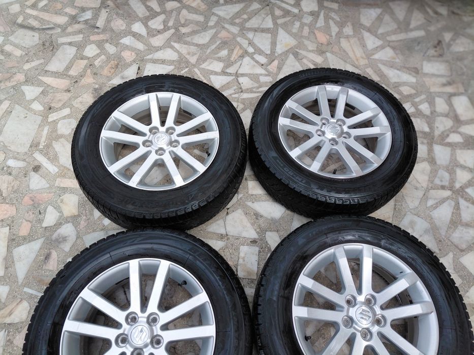 Vand Jenti originale Suzuki Grand Vitara  plus Cauciucuri 225 /65r16 de iarna m/s
Jentile arata foarte bine fără defecte 
Se pot vede