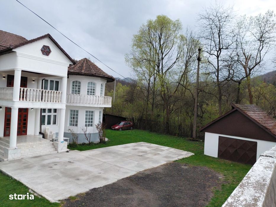 Casa cu 5 camere + teren intravilan de 1209 mp in Iscroni- Aninoasa